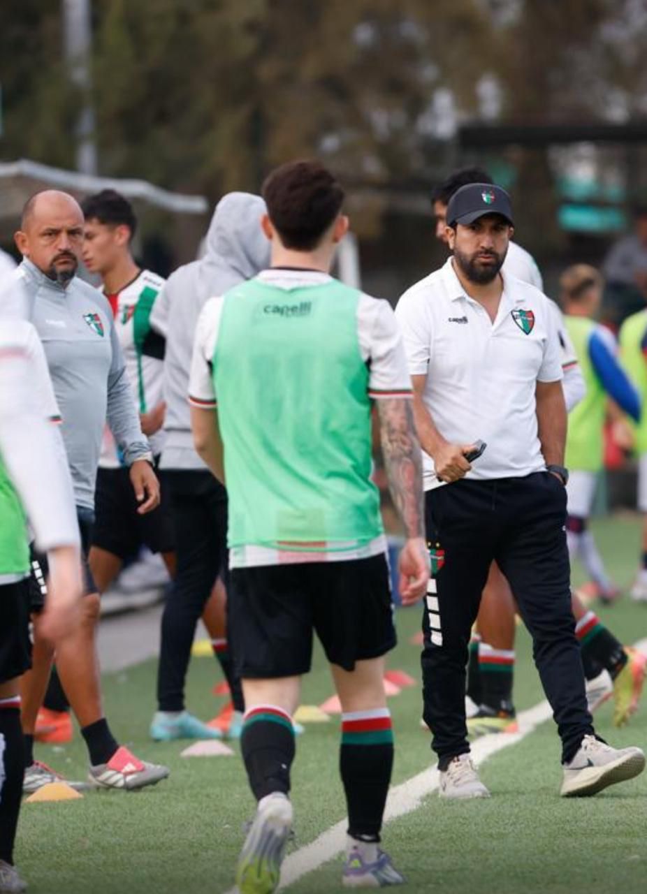 Williams Olave junto a jugadores de Palestino en la cancha